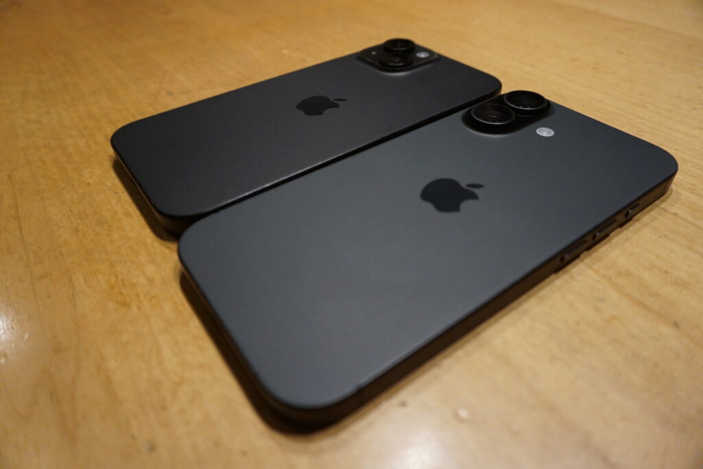 iPhone 17 ブラックのカメラリングは存在感が強く、背面デザインを引き締める